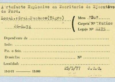 Ficha “Artefacto explosivo en escritorio de ejecutivo de FORD” que remite al legajo Mesa DS 8175. CPM- Fondo DIPPBA- Div. Cen. AyF, fichero por acontecimientos por localidad. Año 1976.