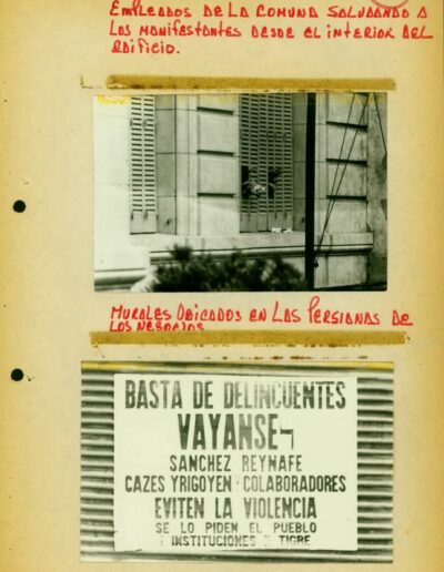 Fotografías del conflicto en la Comuna de Tigre. El 30 de septiembre de 1971 alrededor de 3000 personas se manifiestan en las inmediaciones para impedir la asunción del interventor. CPM- Fondo DIPPBA – Div. Cen. AyF, Mesa A, factor Partido político, Serie Antecedentes de Comuna. Año 1971