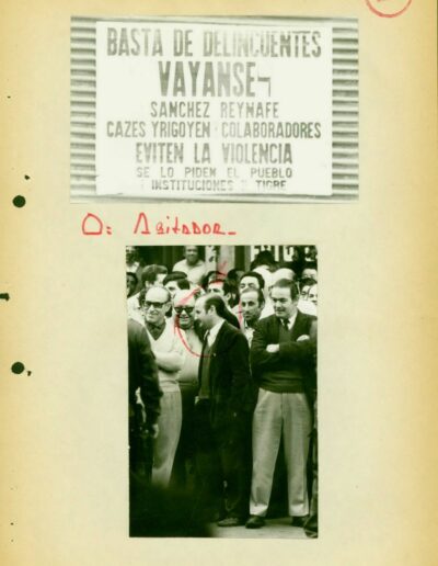 Fotografías del conflicto en la Comuna de Tigre. El 30 de septiembre de 1971 alrededor de 3000 personas se manifiestan en las inmediaciones para impedir la asunción del interventor. CPM- Fondo DIPPBA – Div. Cen. AyF, Mesa A, factor Partido político, Serie Antecedentes de Comuna. Año 1971