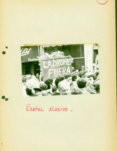 Fotografías del conflicto en la Comuna de Tigre. El 30 de septiembre de 1971 alrededor de 3000 personas se manifiestan en las inmediaciones para impedir la asunción del interventor. CPM- Fondo DIPPBA – Div. Cen. AyF, Mesa A, factor Partido político, Serie Antecedentes de Comuna. Año 1971