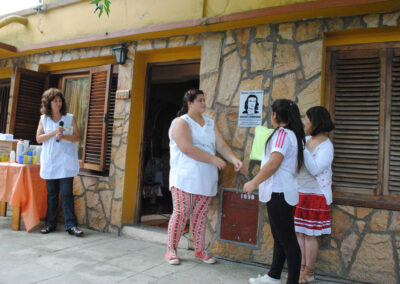 Colocación de placa en la casa de David Cordero. Colección Escuela 12