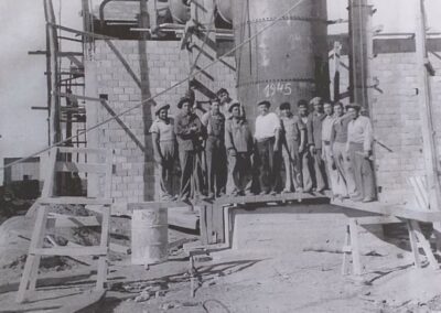 Obreros construyendo la fábrica Corcemar. 1945. Colección MHPI.