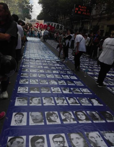 Imagen de Norberto Torres en bandera de desaparecidos en una marcha (foto: Alejandra Di Leo, profesora del CEPT Nro.32 que participa de Jóvenes y Memoria).