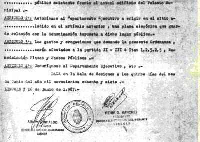 Ordenanza 300/87 sancionada por el Concejo Deliberante de Lincoln, por la que se denomina “Patio Cívico de los Derechos Humanos” al paseo público que existe frente al edificio del Palacio Municipal. 16 de junio de 1987.