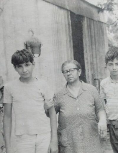 Norberto Torres junto a su papá, su abuela y su hermano (foto cedida por su hermano Héctor Torres).