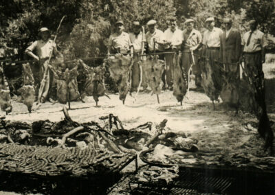 Peones preparando el almuerzo de festejo por el triunfo de la Revolución Libertadora. Verónica 1955. Colección MHPI.