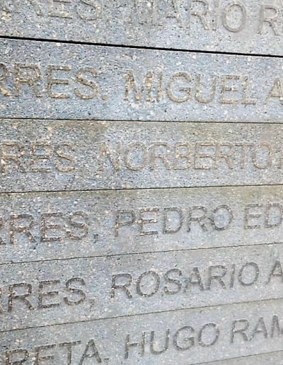 Norberto Torres en el mural del Parque de la Memoria, CABA. (foto de Paula Etcheverry, profesora del CEPT Nro.32 que participa de Jóvenes y Memoria).