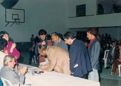 Firma del Acta de Compromiso en el Club Verónica. colección MHPI.