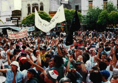 Manifestación en la legislatura de la Prov. de Bs. As. pro autonomía 1994. colección MHPI.