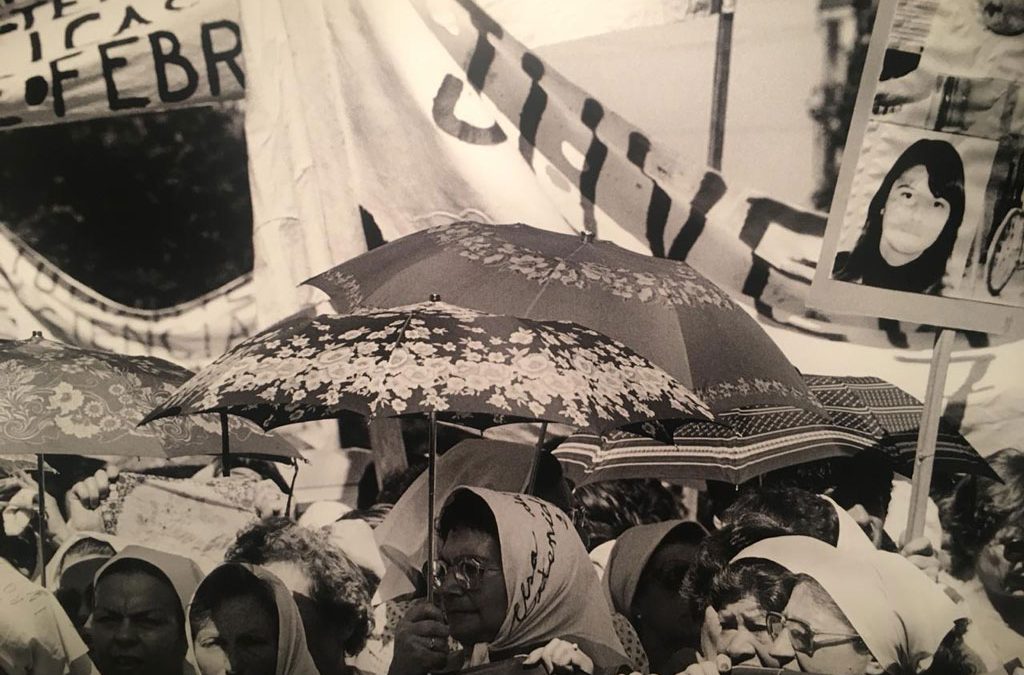 Arte y política: el uso de las siluetas en la denuncia de la violencia del Estado