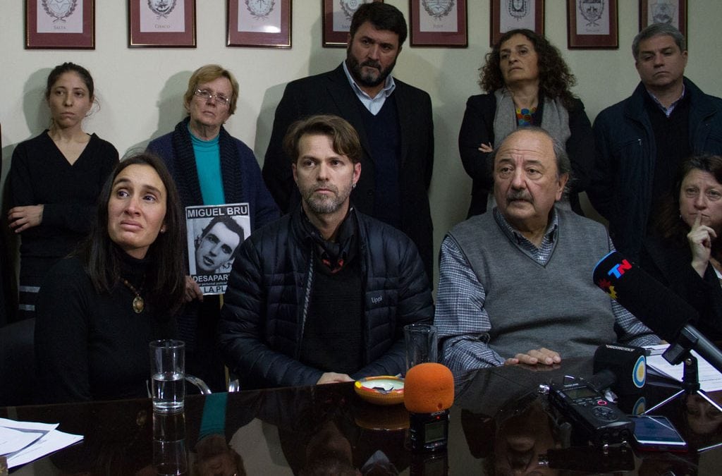 TESTIMONIOS CONFIRMAN QUE FUE LLEVADO POR GENDARMERÍA Conferencia de prensa de la CPM y familiares de Santiago Maldonado