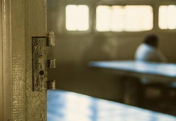 LA VUELTA AL MANICOMIO Grave retroceso en las políticas de salud mental