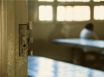 LA VUELTA AL MANICOMIO Grave retroceso en las políticas de salud mental