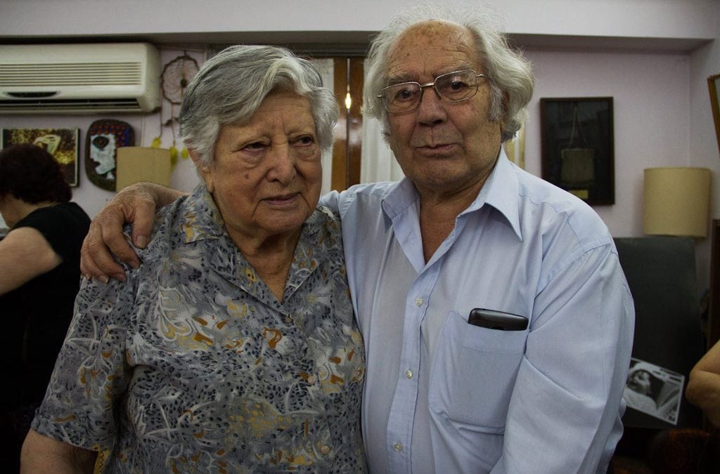 PÉREZ ESQUIVEL LE ENTREGÓ LA DOCUMENTACIÓN A CHICHA MARIANI La CPM hizo entrega de los archivos restaurados a Chicha Mariani