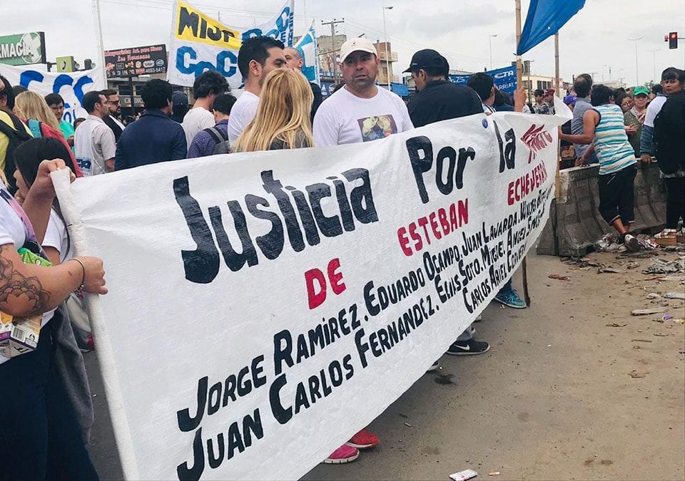 LA CPM Y LA RED JUNTO A FAMILIARES DE LAS VÍCTIMAS La justicia en las calles: marcha a un mes de la masacre de Esteban Echeverría