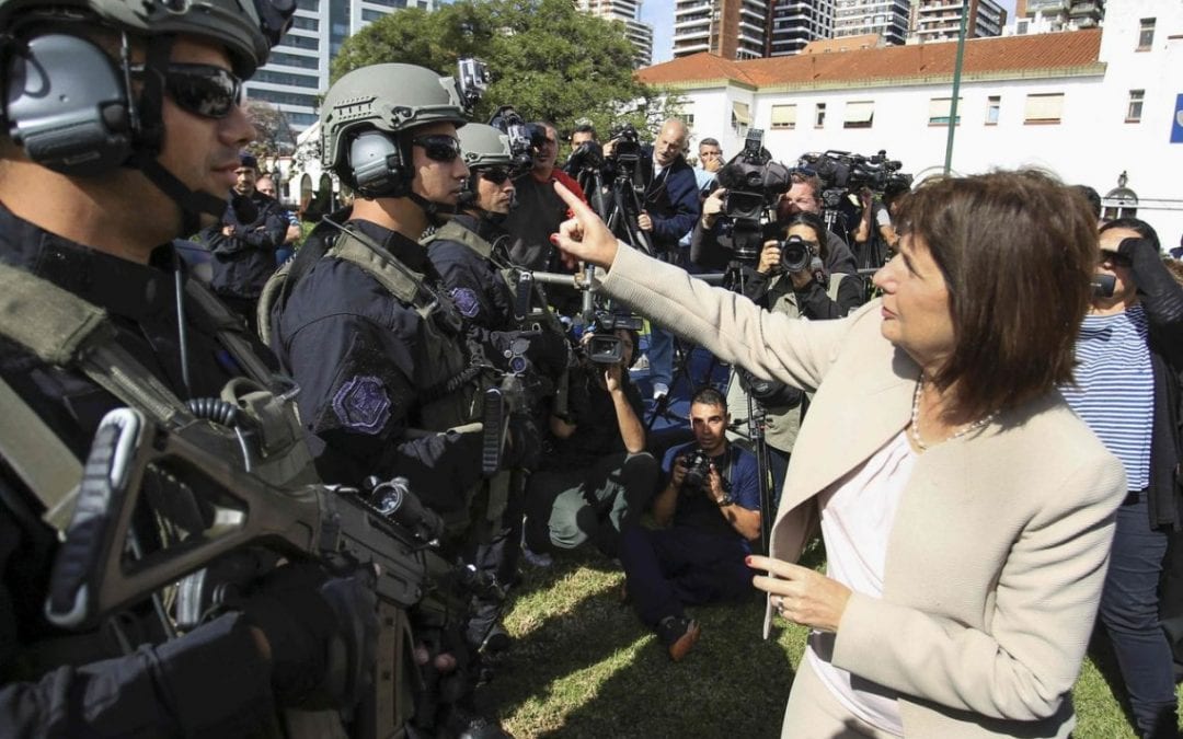 DEMAGOGIA PUNITIVA E IRRESPONSABILIDAD EN EL EJERCICIO DE LA FUNCIÓN PÚBLICA El reglamento de Bullrich alienta a los policías a violar el código penal
