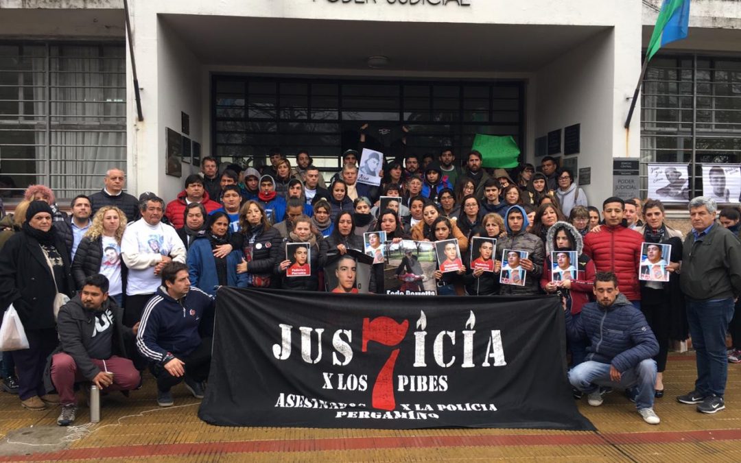 UNA MULTITUD ACOMPAÑÓ LA PRIMERA AUDIENCIA Comenzó el juicio por la masacre de la Comisaría 1ra. de Pergamino