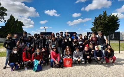 EL VIERNES SE REALIZA UN ACTO POR LOS 40 AÑOS DE LA GUERRA DE MALVINAS Más de 1.000 estudiantes secundarios recorren el sitio de memoria Cementerio de General Lavalle 