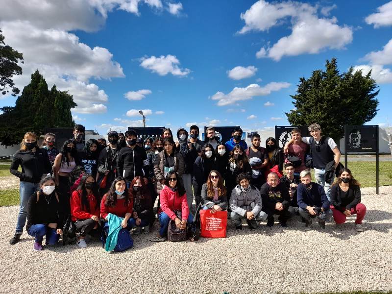 EL VIERNES SE REALIZA UN ACTO POR LOS 40 AÑOS DE LA GUERRA DE MALVINAS Más de 1.000 estudiantes secundarios recorren el sitio de memoria Cementerio de General Lavalle 