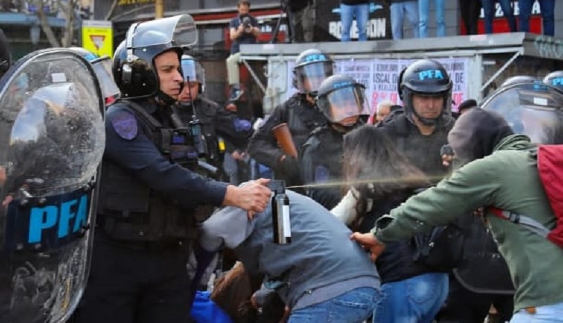 PIDEN INVESTIGAR ACCIONES DE ENCUBRIMIENTO E INTELIGENCIA ILEGAL DEL MINISTERIO DE SEGURIDAD La CPM amplió la denuncia penal por la represión en la que fue gaseada la nena de 10 años